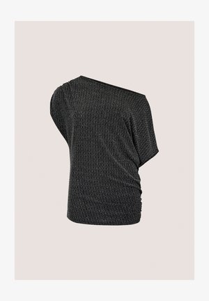 Top negro asimétrico que presenta una tela texturizada con un patrón sutil, mangas cortas y detalles fruncidos en un costado.