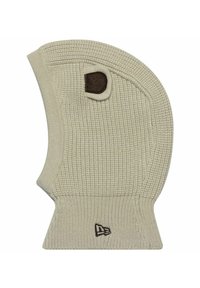 Balmütze in Cremefarben mit Strickmuster, einem braunen Akzentknopf und einem Logo-Patch am unteren Rand. Weich und eng anliegend.