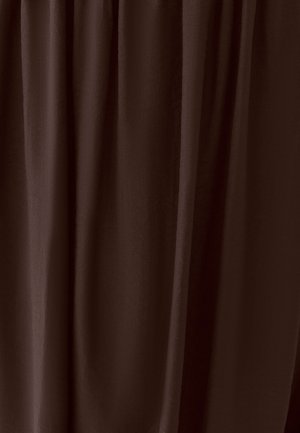 Bruine stoffen draperieën met een soepele textuur en subtiele glans. Het materiaal verzamelt zachtjes en creëert elegante plooien en diepte.