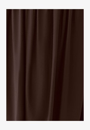 Bruine stoffen draperieën met een soepele textuur en subtiele glans. Het materiaal verzamelt zachtjes en creëert elegante plooien en diepte.