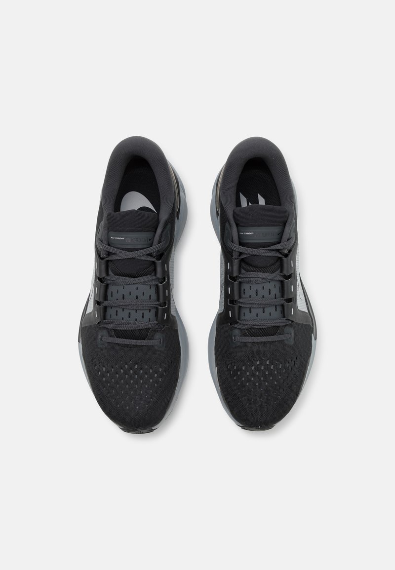 Herren Laufschuhe | Nike Performance AIR ZOOM VOMERO 16 Laufschuh Neutral black/metallic silver/anthracite/smoke grey/light smok Herren Laufschuhe | Nike Performance AIR ZOOM VOMERO 16 Laufschuh Neutral black/metallic silver/anthracite/smoke grey/light smok