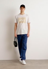 HUGO DULIVE - T-shirt print - open white