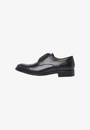 Schwarzer Lederschuh mit runder Zehenform, glatter Oberfläche und sechs Ösen. Hat einen niedrigen Absatz und dezente Steppnähte an den Seiten.