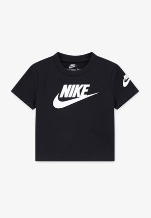 Sort kortærmet Nike T-shirt med rund halsudskæring, med stort hvidt Nike-logo foran og mindre logo på venstre ærme.