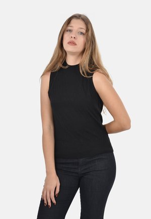 Top senza maniche di colore nero realizzato in tessuto a costine, con colletto alto e design aderente. Abbinato a jeans denim scuri.
