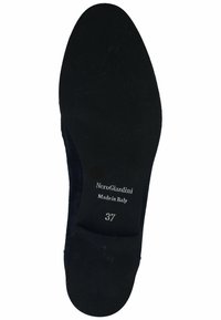 Sole di scarpa in suede nero con una superficie liscia, marchio impresso "NeroGiardini," "Made in Italy," e taglia "37."