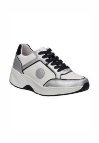 Bílé a stříbrné tenisky s černými šnůrkami, elegantní design, metalické detaily a texturovaná podrážka. Obsahují logo na boku.