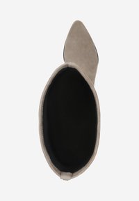 Beige Wildleder-Stiefelette mit spitzer Spitze und weicher schwarzer Innenauskleidung. Das Innere bietet eine glatte Textur, die den Komfort erhöht.