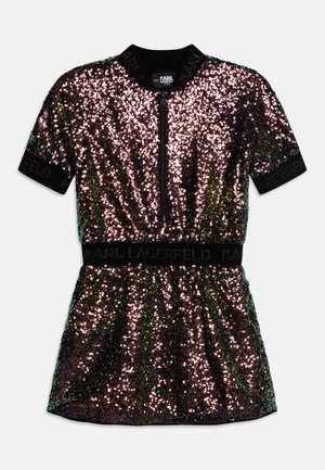 Korte jurk met korte mouwen en een rits aan de voorkant, bedekt met kleurrijke pailletten, met een zwarte elastische tailleband waarop "KARL LAGERFELD" is gedrukt.