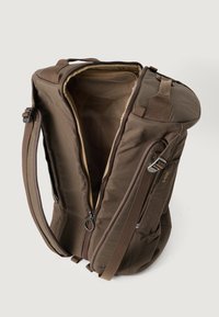 Mala de viagem em tecido castanho com uma abertura ampla, interior de rede, alça de ombro ajustável e bolsos com zíper para armazenamento seguro.