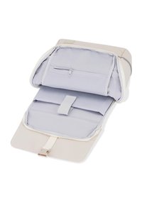 Beige szövet táska világosszürke béléssel, cipzáros zsebbel, lapos rekeszekkel és biztonságos záróelemmel. Kompakt, praktikus dizájn.