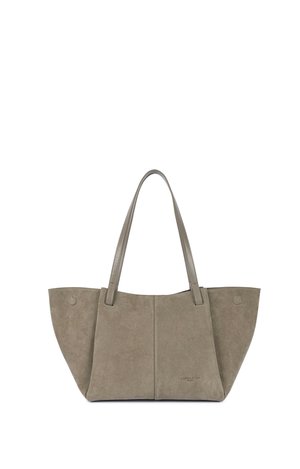 Sac fourre-tout en daim taupe avec deux anses et des détails de couture subtils, avec un petit logo de la marque embossé près du coin inférieur droit.