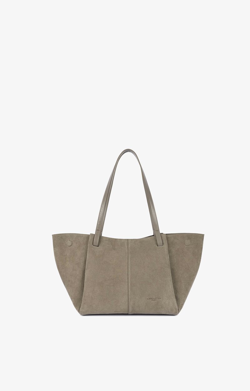 Sac fourre-tout en daim taupe avec deux anses et des détails de couture subtils, avec un petit logo de la marque embossé près du coin inférieur droit.