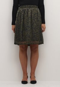 Jupe à motif floral dans des couleurs sombres ; taille élastique ; longueur genou ; tissu léger avec un léger éclat ; détail en voile transparent au niveau de l'ourlet.