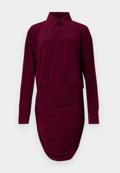 Vyno spalvos suknelė su apykakle, ilgomis rankovėmis ir sukruvintu, su raukiniais sijonu. Lygi tekstūra ir prigludęs siluetas su elastine liemens juosta.