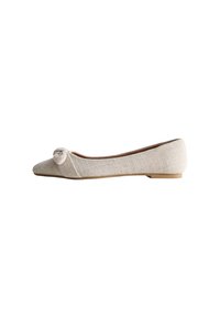Ballerine in tessuto beige con punta affusolata e dettaglio a nodo sul ponte. Presenta una suola bassa e piatta e una superficie testurizzata.