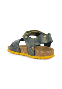 Sandaletti per bambini con motivo camouflage blu-verde, suola gialla, plantare in sughero, cinturino regolabile e decorazioni a stella sulla parte superiore.