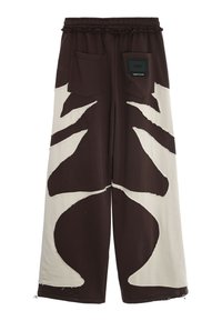 Pantalones de pierna ancha marrones con grandes estampados abstractos en crema, cinturilla elástica, dos bolsillos traseros y dobladillos deshilachados para un aspecto texturizado.