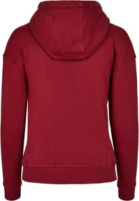 Sudadera con capucha roja hecha de tela suave. Presenta un ajuste relajado, puños acanalados, dobladillo y una capucha con doble forro. Textura suave en toda la prenda.