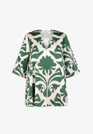 Blusa verde y blanca con un estampado, escote en V, mangas cortas y diseños florales en una tela suave. Sin cierres ni adornos visibles.