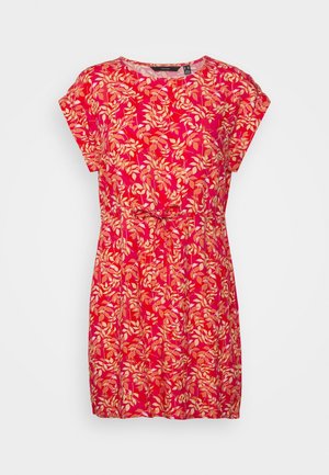 Czerwona sukienka z krótkim rękawem w jasnoróżowy wzór liści, z elastycznym paskiem w talii, prezentowana na jednolitym białym tle.