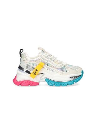 Zapatillas chunky con parte superior de malla blanca, detalles iridiscentes, acentuadas por una etiqueta amarilla. Presentan una suela de goma en color rosa y azul.