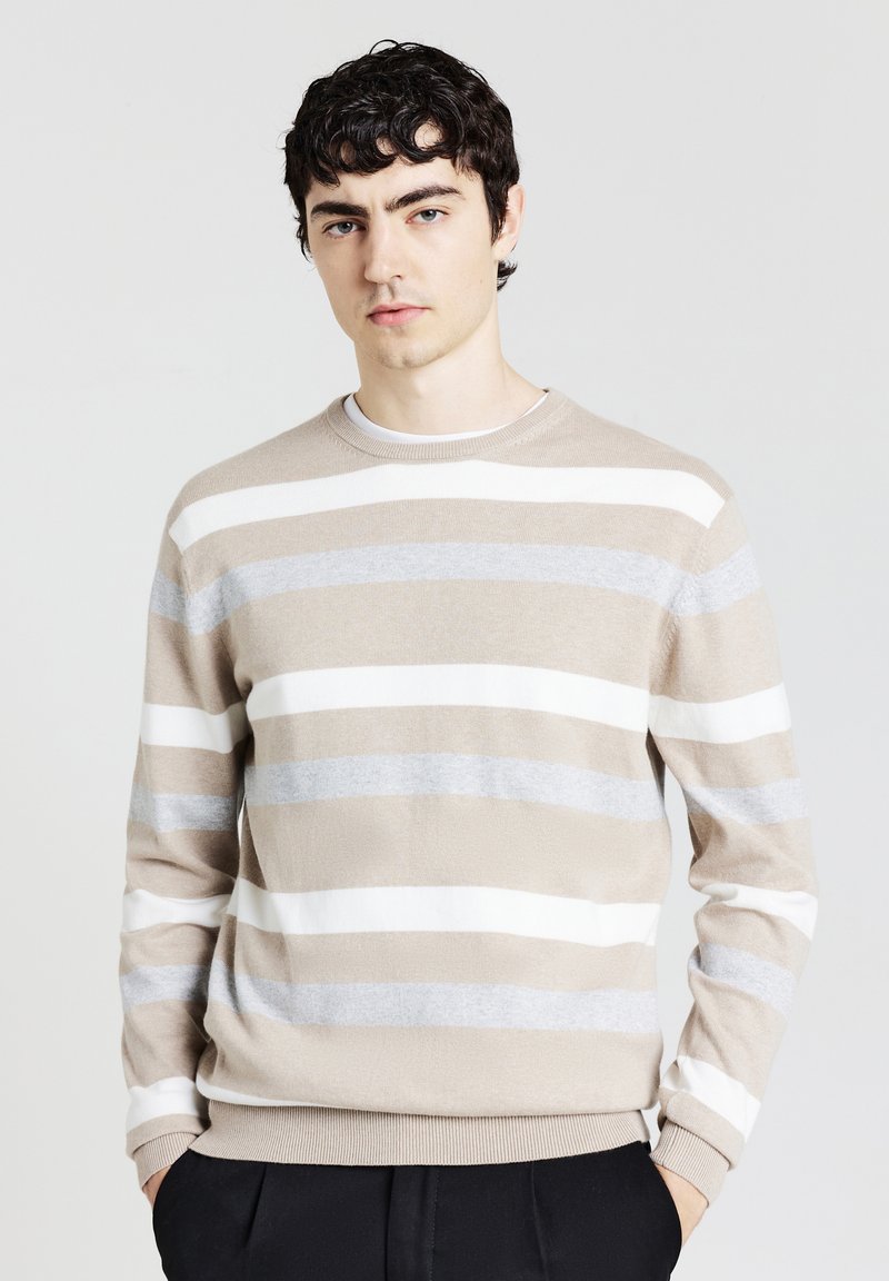 Maglione a righe da uomo in beige, grigio e bianco. Tessuto morbido, scollo rotondo e polsini a coste. Le righe orizzontali variano in larghezza.