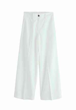 Białe spodnie o szerokich nogawkach z szlufkami na pasek, zapięciem na guziki z przodu i suwakiem.