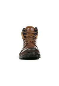 Bota de tobillo de cuero marrón con diseño de cordones, acentos de ante en el cuello y una suela de goma duradera. Cuenta con una lengüeta acolchada para mayor comodidad.