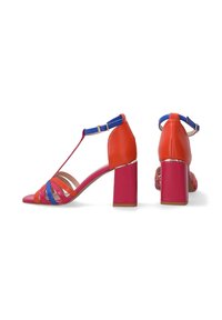 Farverige høje sandaler med orange, pink og blå lagdelte læderremme, et T-rem design og en robust firkantet hæl.