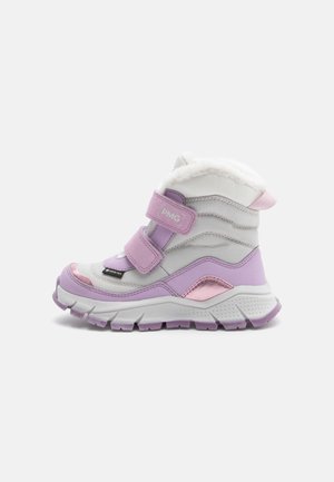 Bottes mi-hautes violettes et grises avec doublure en polaire, deux sangles Velcro, semelle en caoutchouc et panneaux texturés ; présente un accent rose sur le côté.