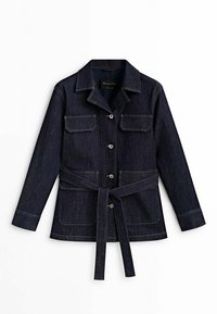 Jeansowa kurtka w ciemnym niebieskim kolorze, z czterema przednimi kieszeniami, paskiem w talii oraz zapinana na guziki. Materiał jest wytrzymały, z kontrastowymi przeszyciami.