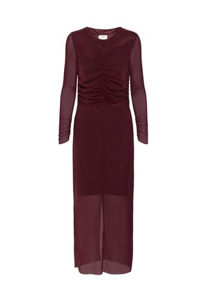 Robe longue bordeaux avec manches longues transparentes, fronces sur le devant du corsage et jupe transparente à couches descendant sous les genoux.