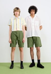 Service Works DRILL PART TIMER UNISEX - Σορτς - olive