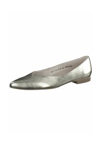 Ballerines métalliques argentées avec un design à bout pointu, texture lisse et un petit talon discret pour plus de stabilité.