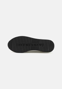 Calvin Klein Jeans RETRO RUNNER - Zapatillas - bright white