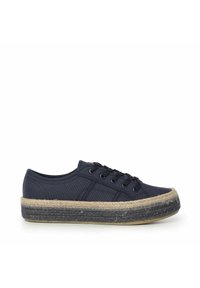 Sneaker in tela blu con finitura texture, caratterizzata da una spessa suola in juta a piattaforma, punta rotonda e design con lacci e occhielli in metallo.