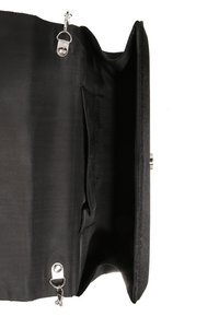 Svart kuvertväska med en slät yta, silverdetaljer och ett säkert stängningssystem. Interiören har en elegant tygfoder och en fack.