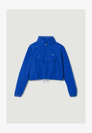 Niebieska krótka kurtka z wysokim kołnierzem, półsuwnym przodem i dużą przednią kieszenią. Posiada elastyczne mankiety i ściągacz u dołu. Gładka tekstura.