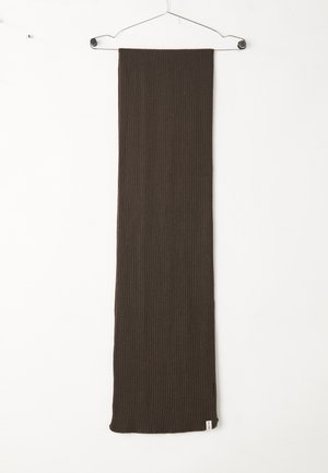 Donkerbruine geribbelde gebreide sjaal hangt aan een witte metalen hanger tegen een effen witte achtergrond.