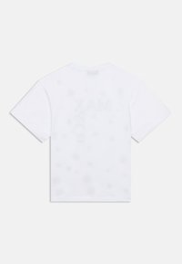 Λευκό βαμβακερό κοντομάνικο μπλουζάκι με κοντά μανίκια, με διακριτικό γραφικό σχέδιο και κυκλικά μοτίβα διάσπαρτα στην πλάτη.