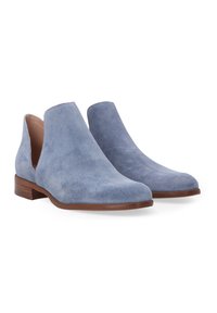 Blaue Wildleder-Stiefeletten mit niedrigem braunem Blockabsatz, die ein elegantes Design und offene Seiten aufweisen. Glatte Textur und runde Zehenpartie.