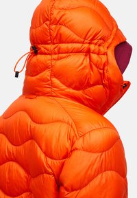 Leuchtend orange gesteppte Jacke mit gepolsterter Textur, verstellbare Kapuze und Kordelzugverschluss. Glattes Nylonmaterial, geeignet für kaltes Wetter.