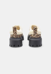 Bata Zapatos sin cordones - animalier