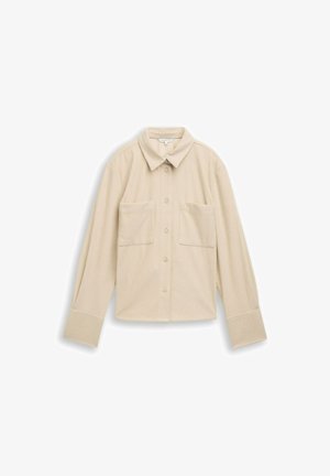 Beige corduroy overhemd met een klassieke kraag, twee voorzakken en knoopsluiting. Lange mouwen hebben ribgebreide manchetten voor textuurcontrast.