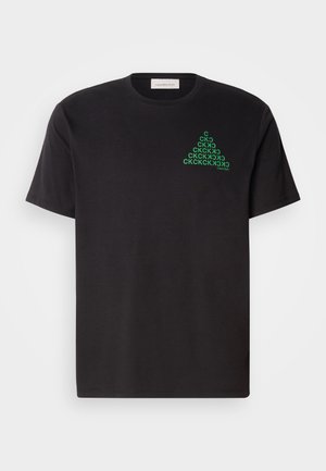 T-shirt en coton noir à manches courtes, arborant un logo en forme de pyramide verte sur la poitrine gauche. Encolure ronde.