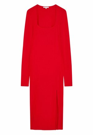 Czerwona sukienka z długim rękawem o kwadratowym dekolcie, z rozcięciem po boku, wykonana z gładkiego, elastycznego materiału. Prosty krój bez widocznych wzorów czy ozdób.