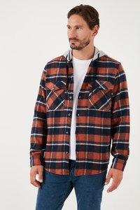 Flannel skjorte i orange, marineblå og hvid ternet mønster. Har en grå hætte, to brystlommer og knaplukninger. Tekstureret stof.