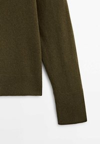 Gebreide trui in donkergroen olijf, met een geribde zoom en manchetten, een zachte textuur en een rechte pasvorm. Geen zichtbare zakken of sluitingen.