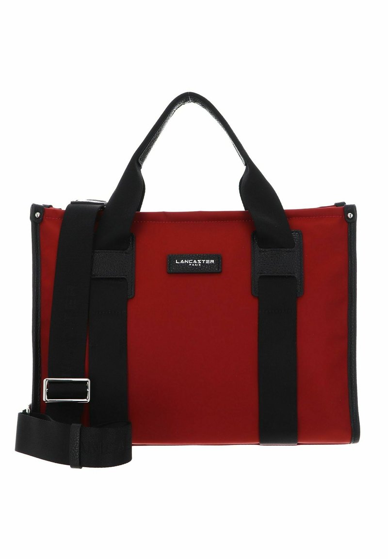 Borsa in tessuto rosso con manici e spallacci neri. Design rettangolare, superficie liscia, con un'etichetta logo nera sul davanti. Spallaccio regolabile.